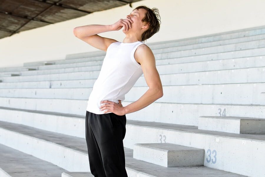 Un homme qui baille en faisant du jogging
