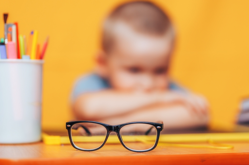 lunettes devant un enfant