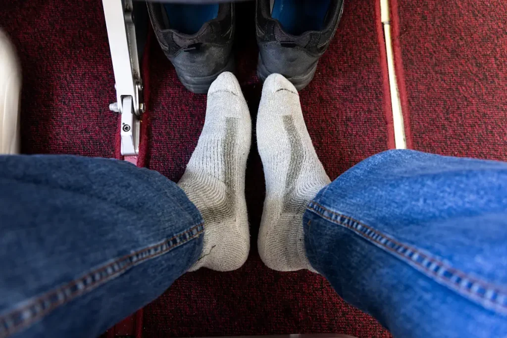 Des pieds dans des bas dans un avion