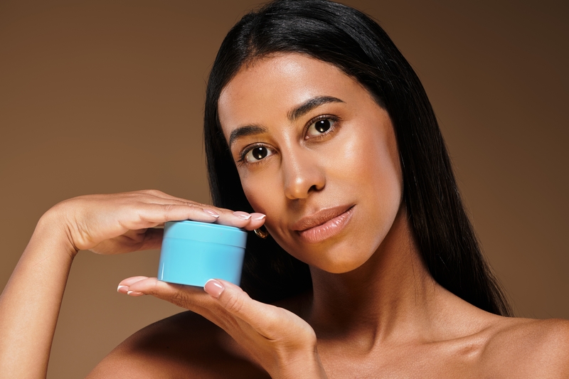 femme qui tient un pot de collagène marin