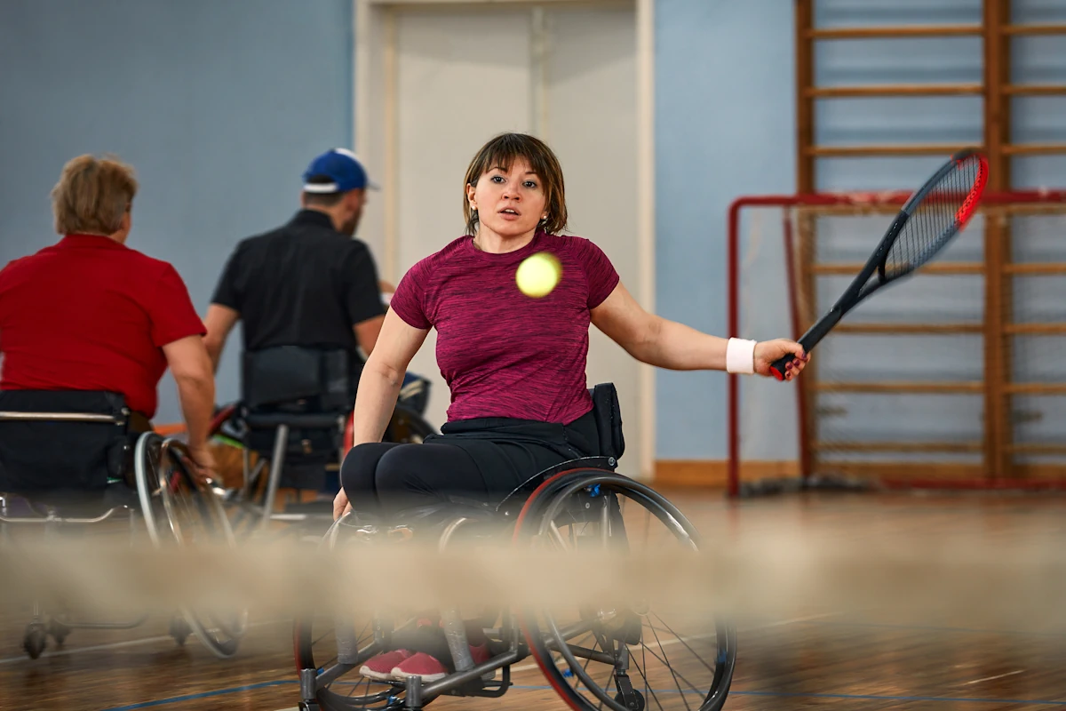 Une femme qui fait du tennis en fauteuil roulant