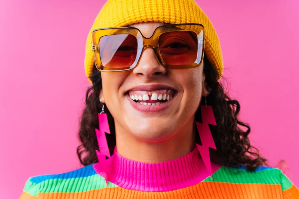 Une femme qui sourit avec des dents du bonheur