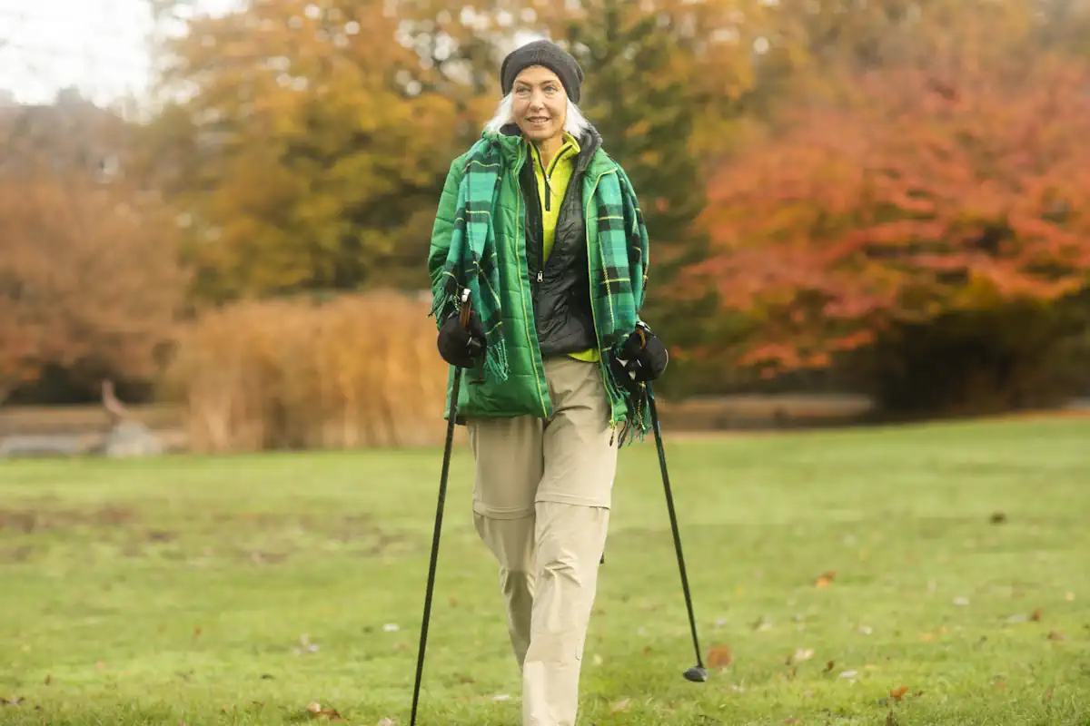 Une femme qui pratique la marche nordique