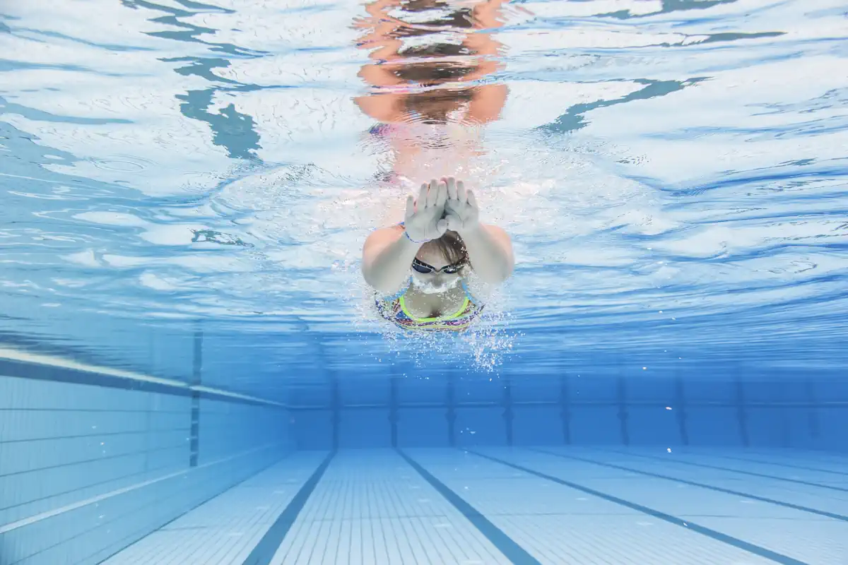 Une femme qui nage dans une piscine