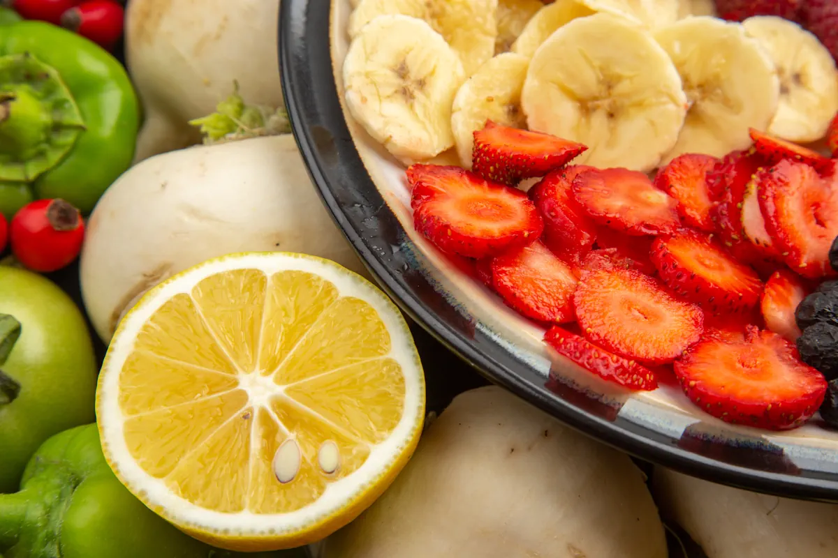 Différents fruits dans une assiette