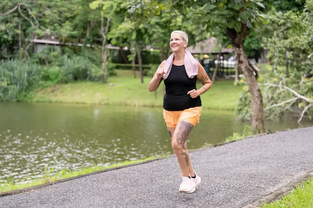 Une femme qui fait du jogging en extérieur