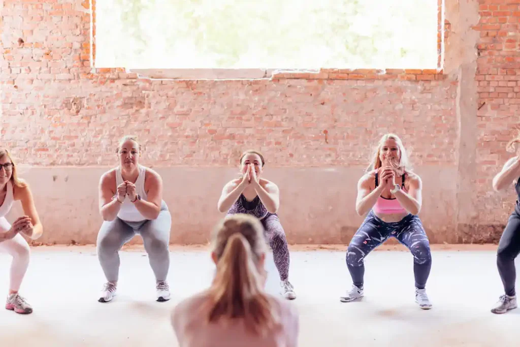 Un groupe de femme qui fait du squat