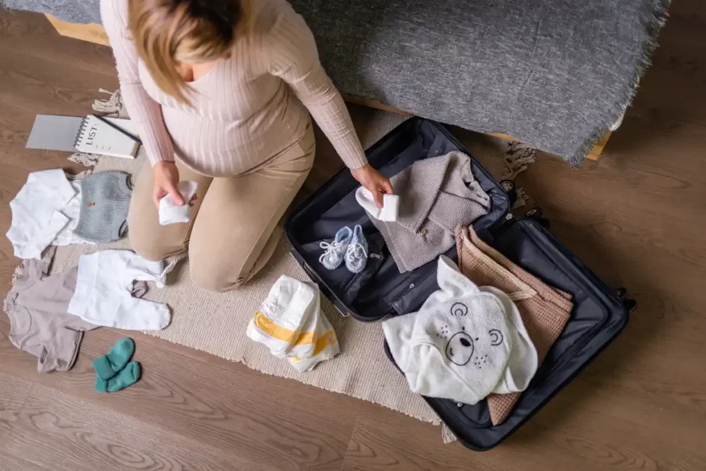 Une femme enceinte qui prépare sa valise de maternité