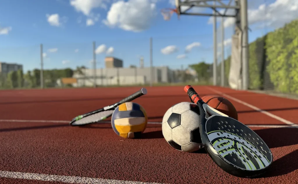 Différents équipements de sport posés sur un terrain