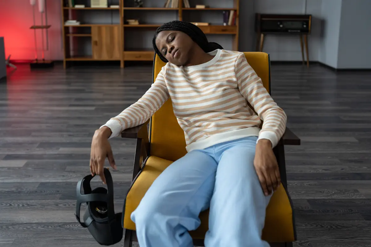 Une femme qui s'est endormi sur sa chaise en tenant une chaussure dans sa main