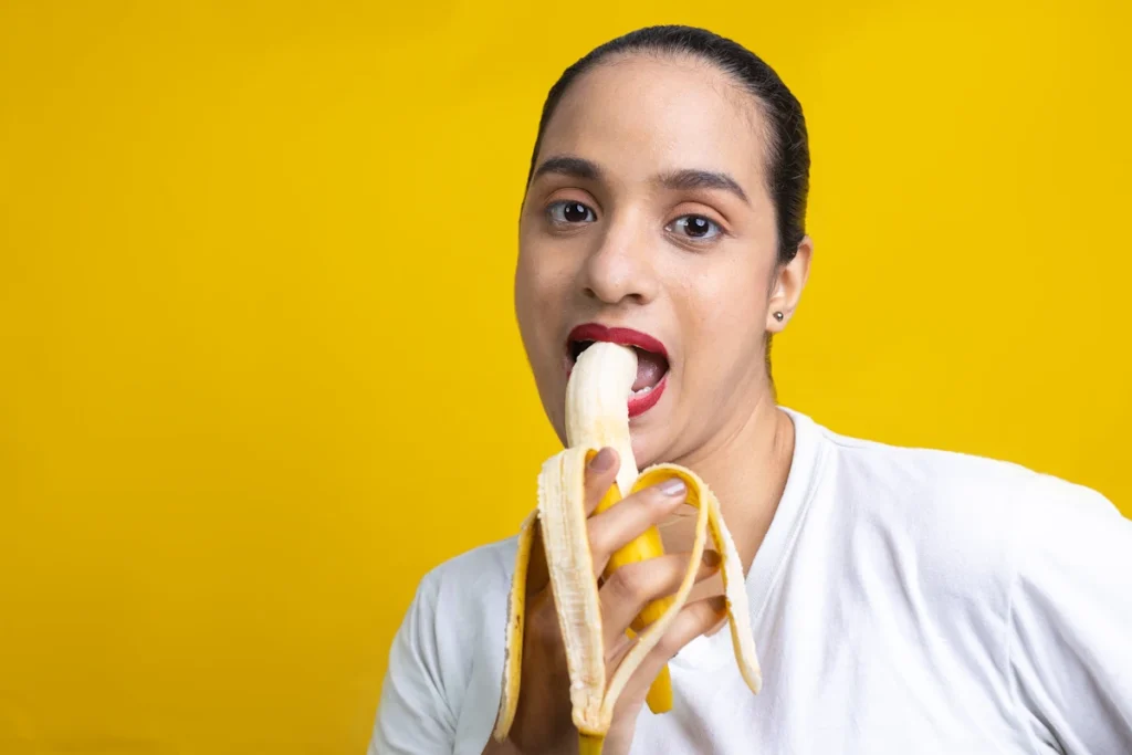 Une femme qui mange de la banane
