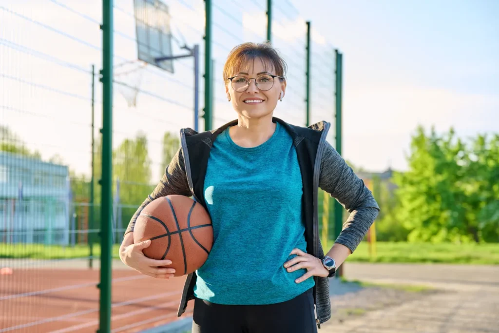 Une femme qui tient un ballon de basket dans sa main