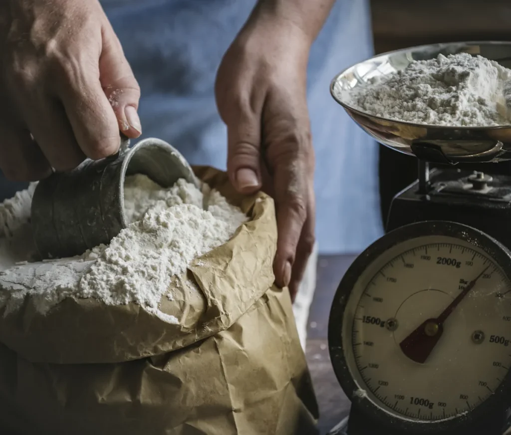 Une personne qui pèse de la farine
