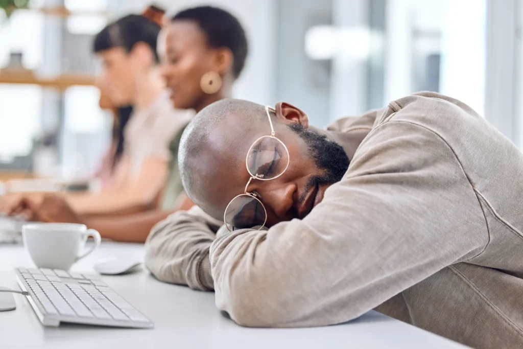 Un homme qui dort sur son bureau