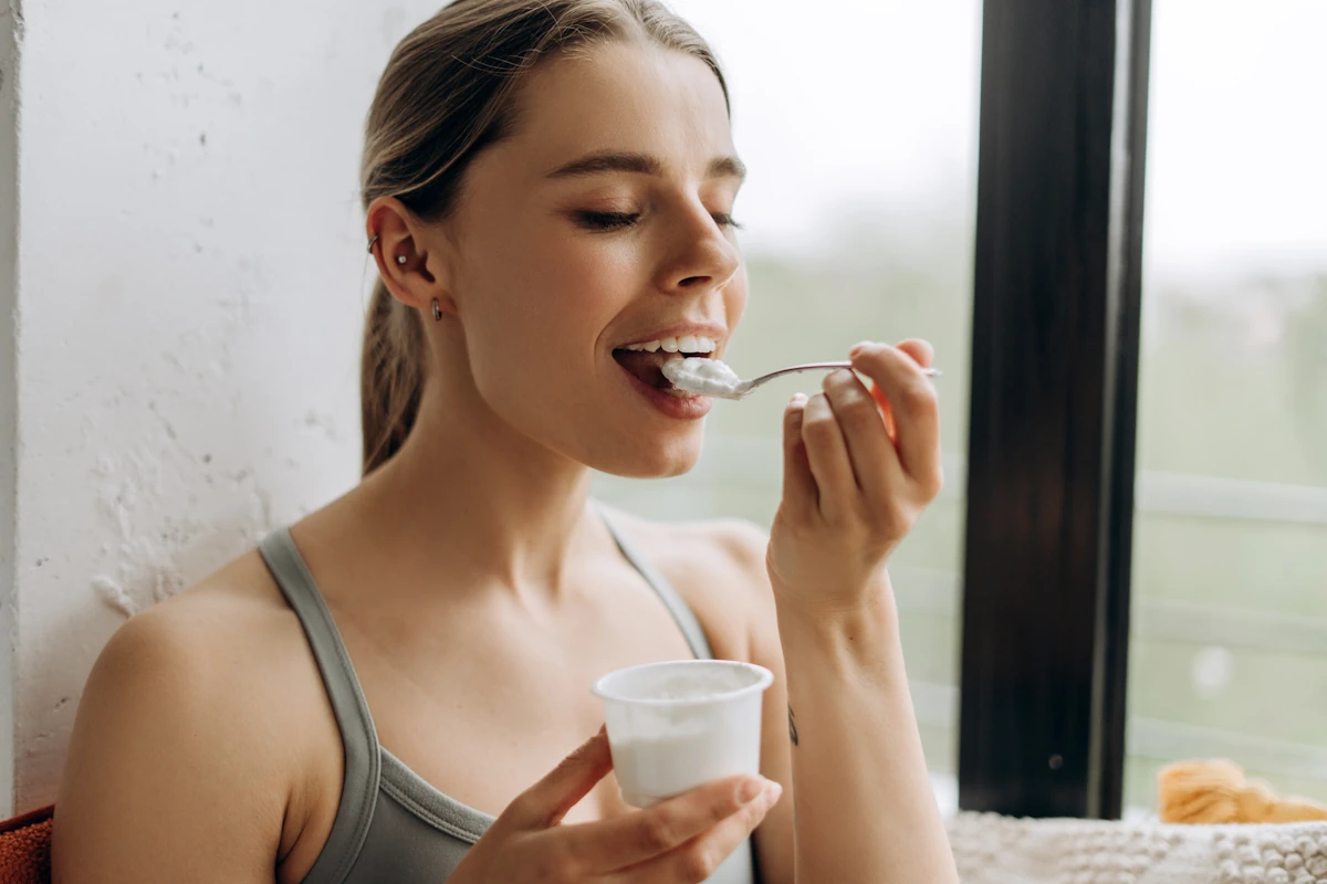 Une femme qui mange un yaourt