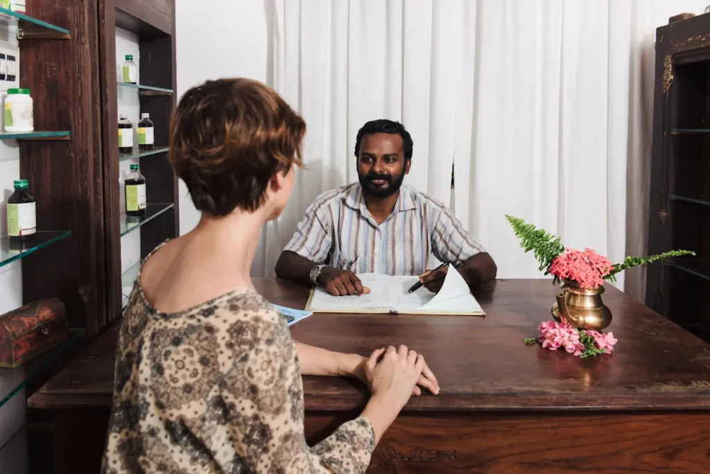 Une femme qui consulte un naturopathe