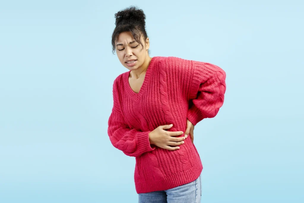 Une femme qui se tient les côtes