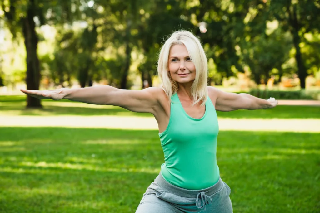 Une femme âgée qui fait du yoga