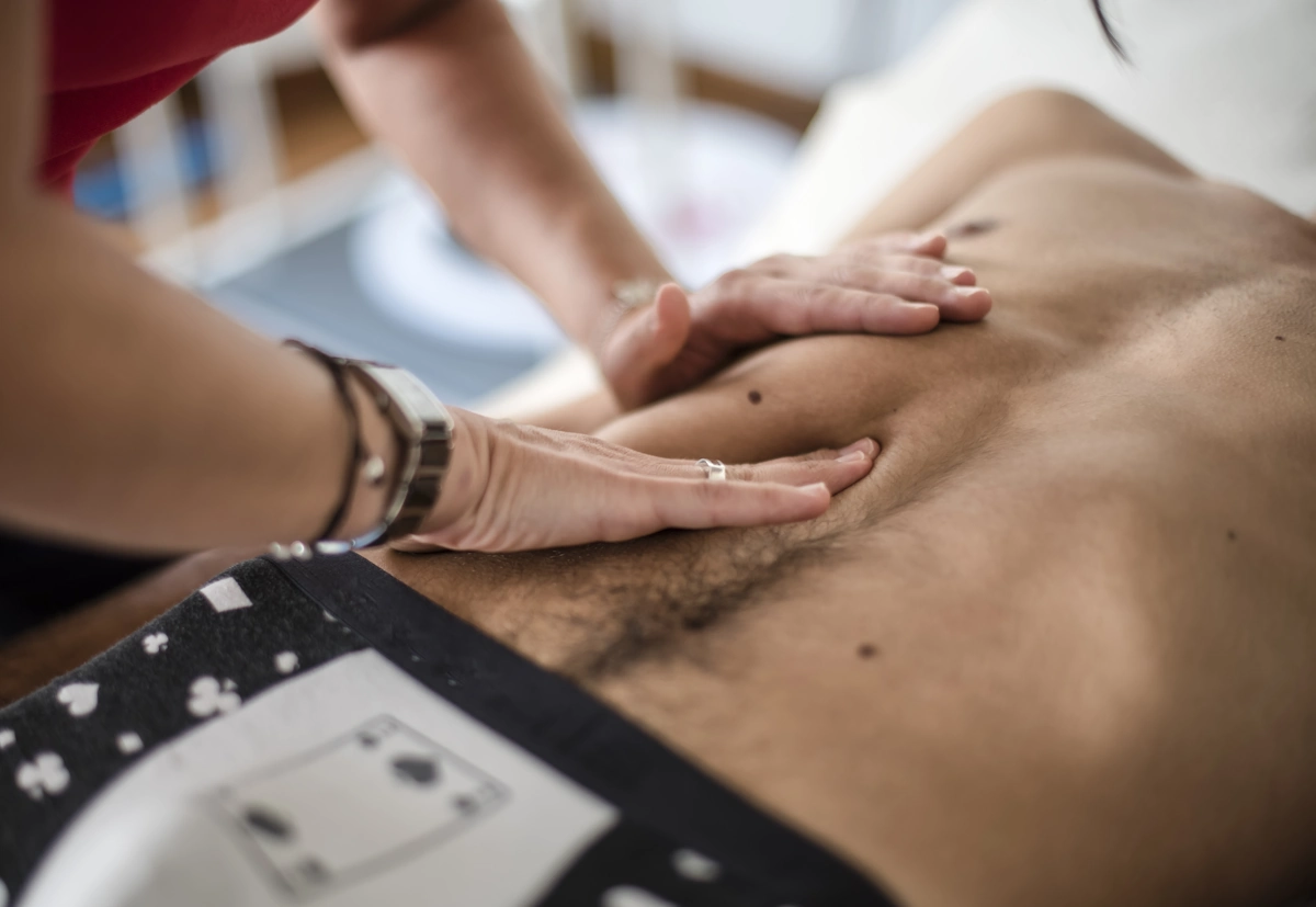 Un homme qui se fait masser le ventre