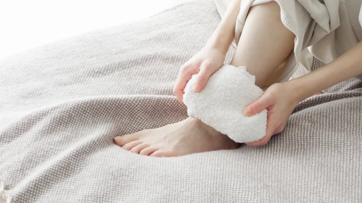 Mettre une poche de glace sur le pied