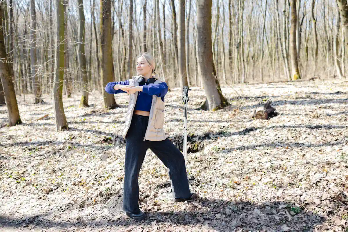 Une femme qui effectue des mouvements de rotation du tronc dans une forêt