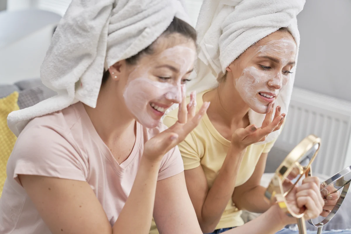 Deux femmes qui font des soins du visage à la maison