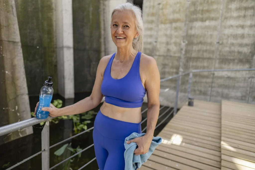 Une femme âgée en tenue de sport