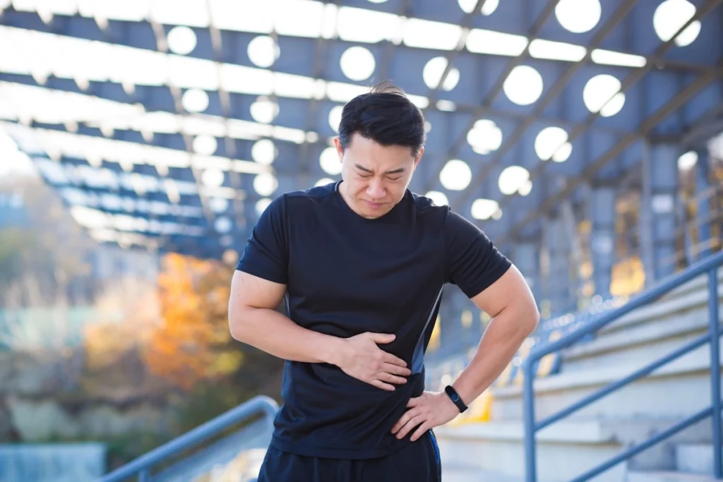 Un homme qui se tient les côtes