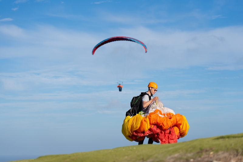 homme qui va faire du parapente