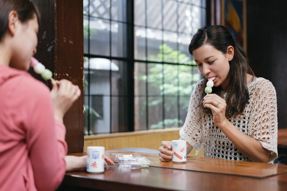 Deux personnes qui mange des bonbons sucettes avec une tasse dans les mains