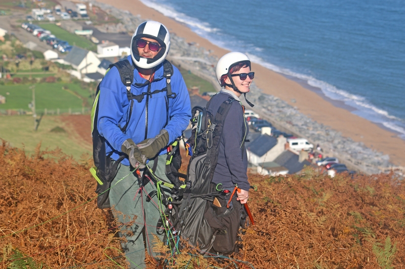 personnes qui se préparent pour un vol en parapente