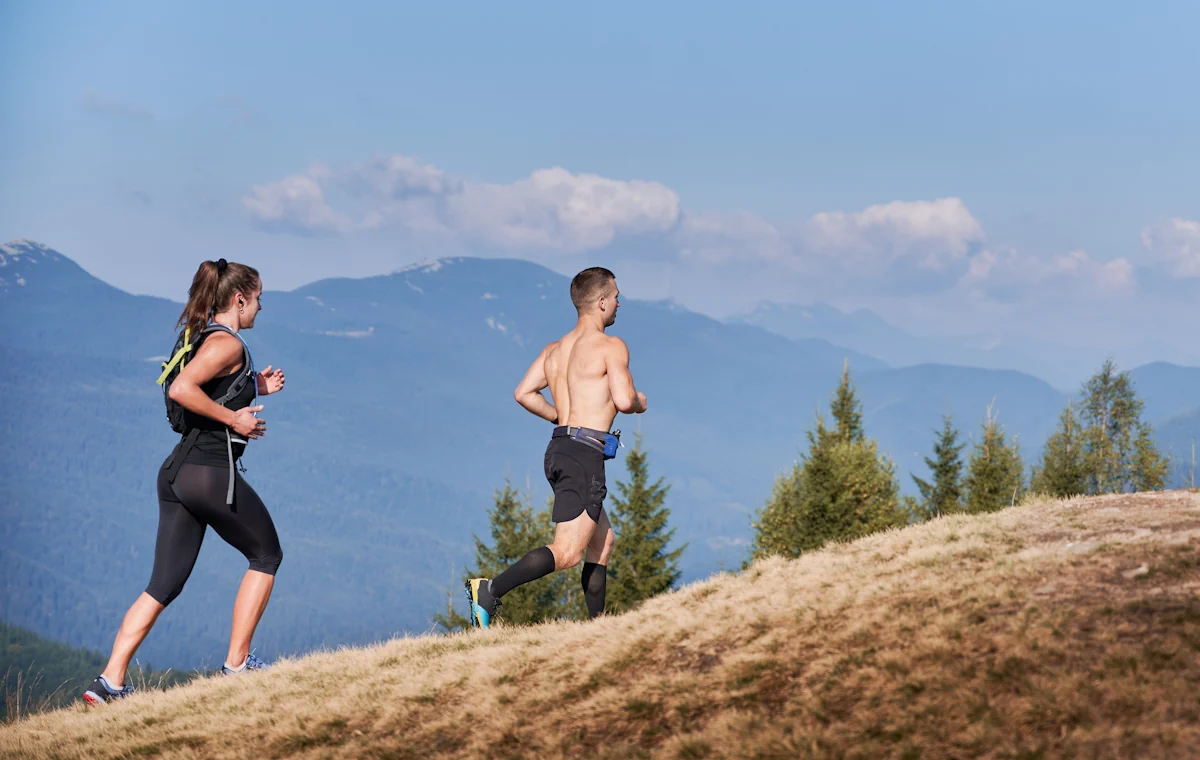 Un homme et une femme qui courent surune colline