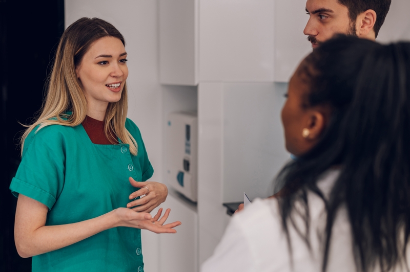 orthodontiste qui gère une urgence