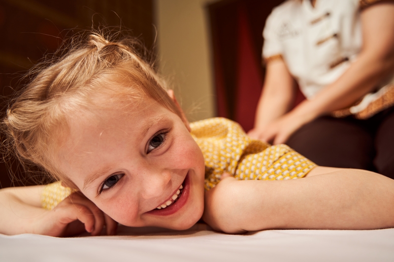 petite fille qui se faisait masser