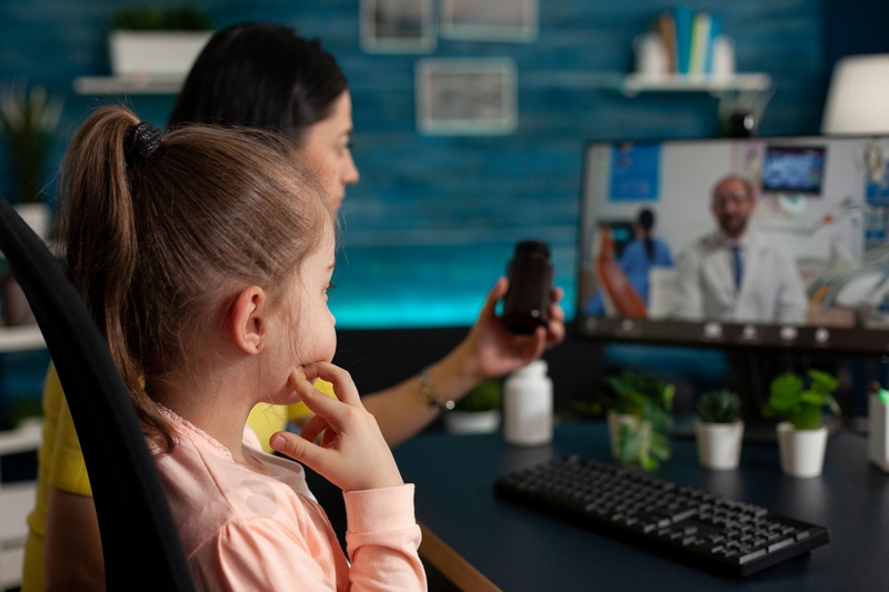 enfant et parent qui téléconsultent