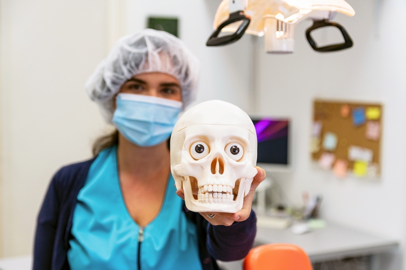 femme qui tient une tête de squelette