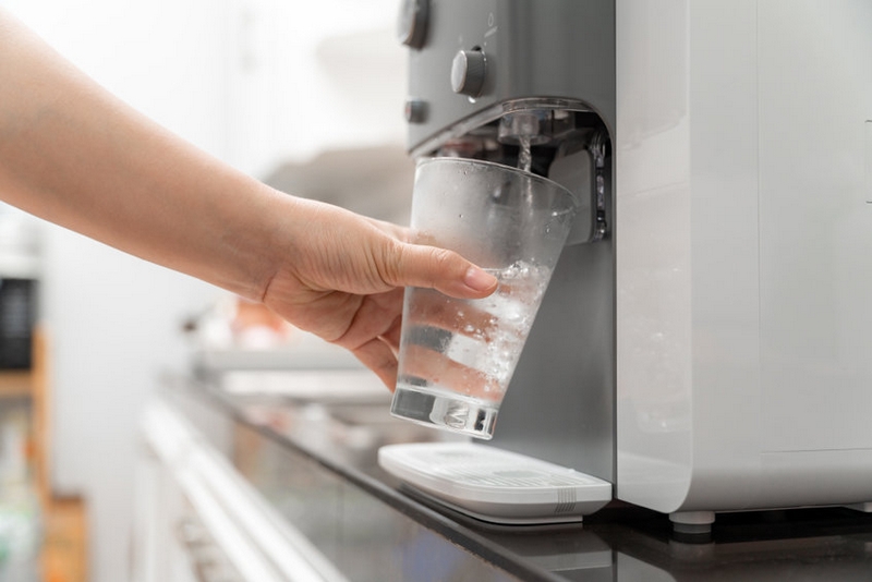 femme qui se sert un verre d'eau