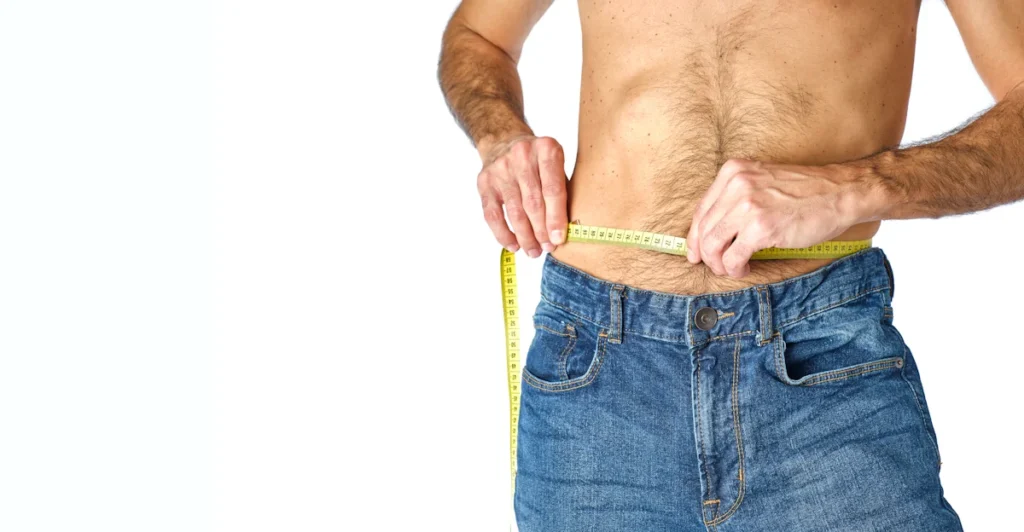 Un homme qui mesure son perte de ventre