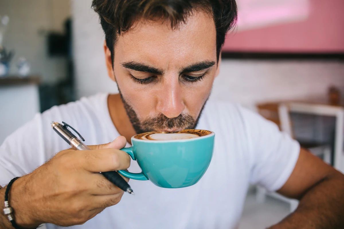 Un homme qui boit du café pour accélérer son métabolisme