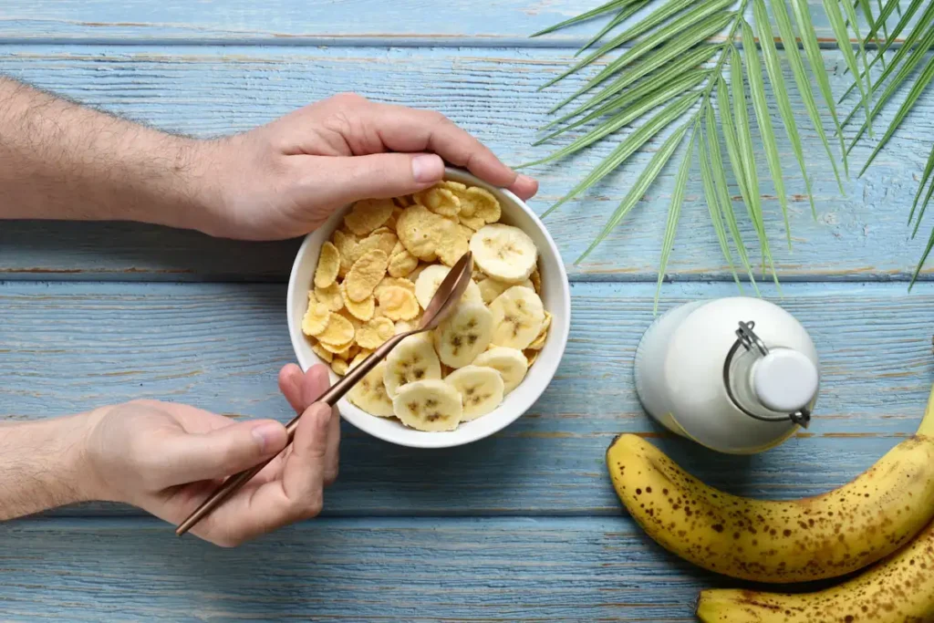 Une personne qui mange des aliments qui contiennent du potassium