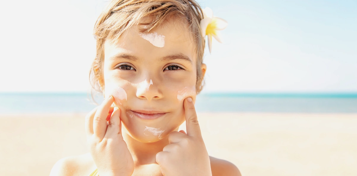 Une petite fille de 6 ans qui applique de la Biafine sur sa peau