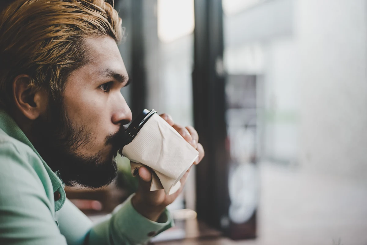 Un homme qui boit du café