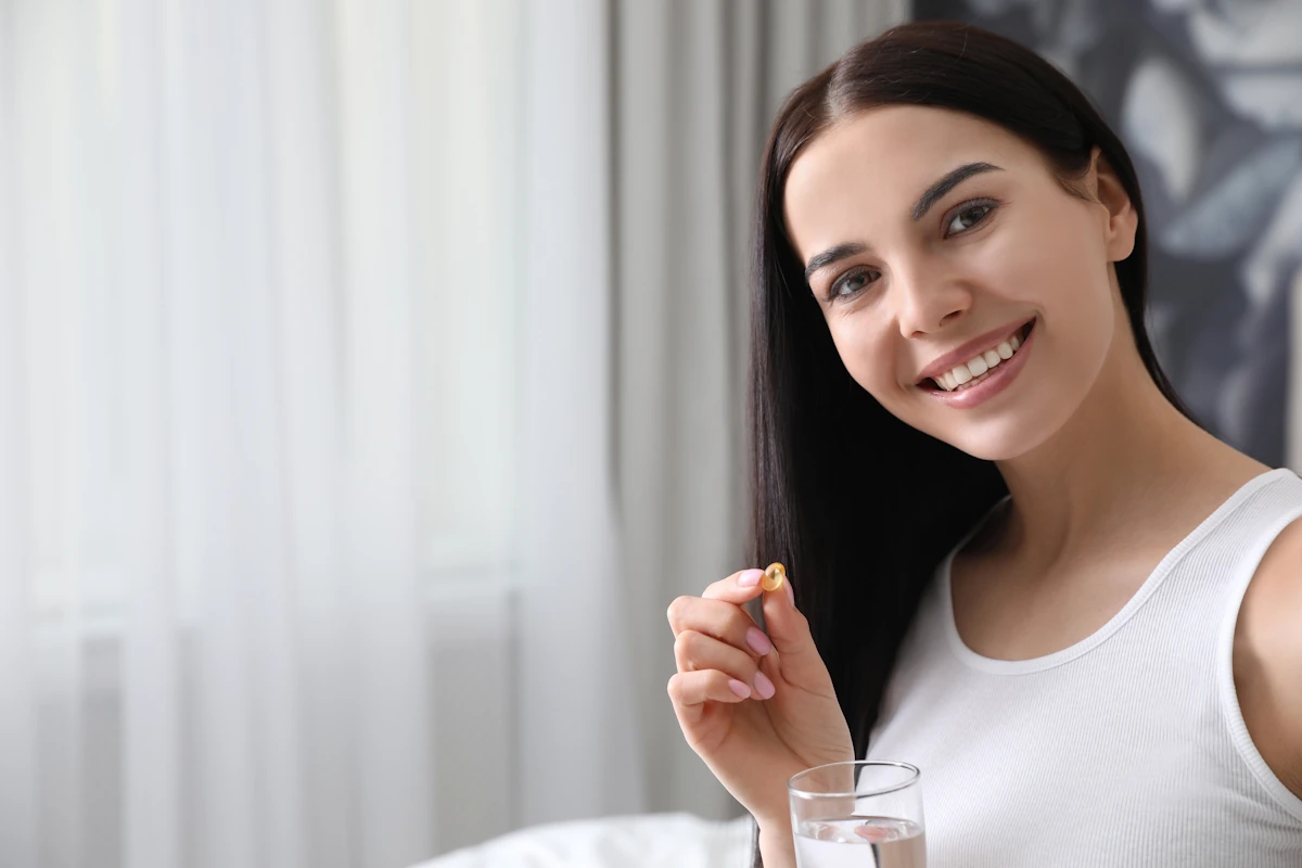 Une femme qui suit une cure de probiotiques