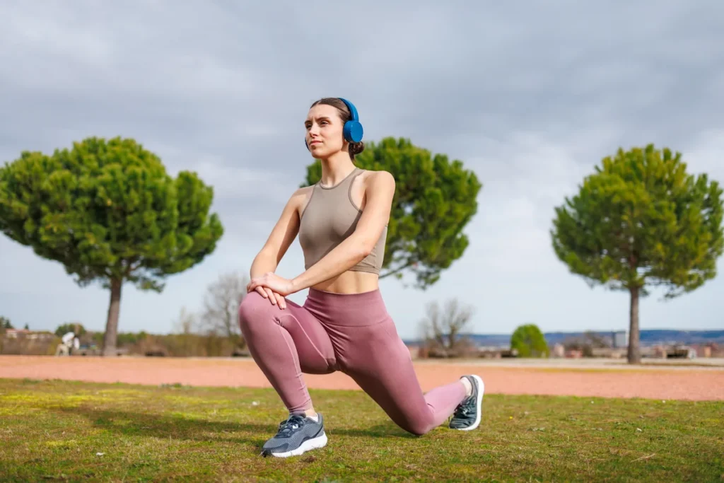 Une jeune femme qui fait des Exercices pour affiner l'intérieur des cuisses