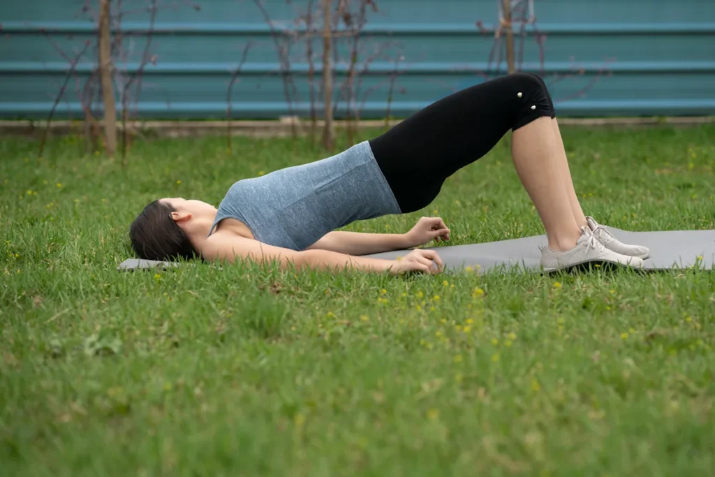 Une femme qui fait des Exercices pour soulager une tendinite de la hanche
