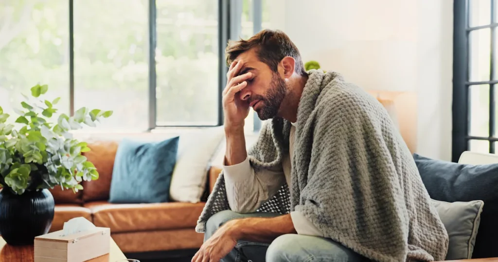 Un homme fatigué après une crise d'épilepsie