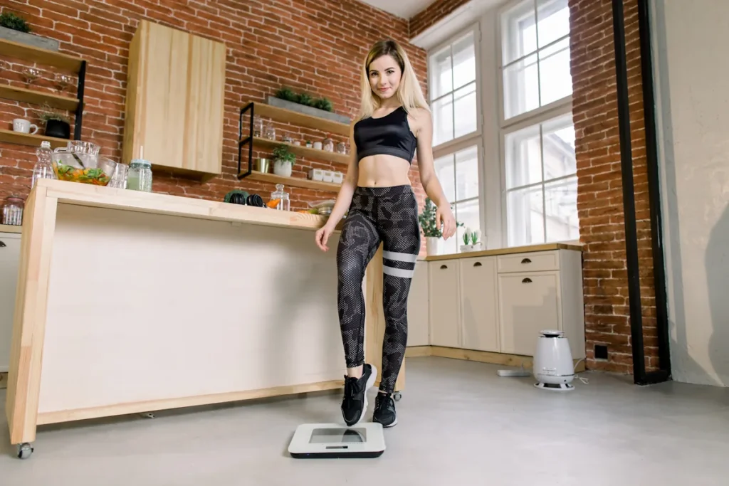 Une femme de 1m60 qui se pèse