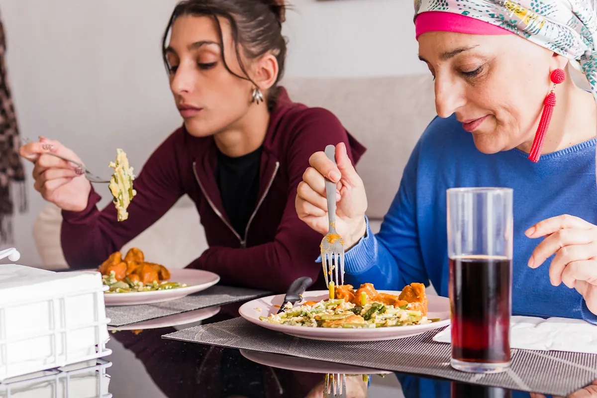 deux femmes de différentes âges avec différents métabolismes qui mangent ensemble