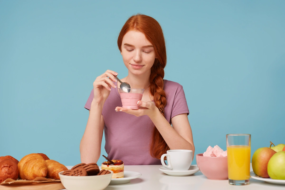 Une femme qui mange du sucre