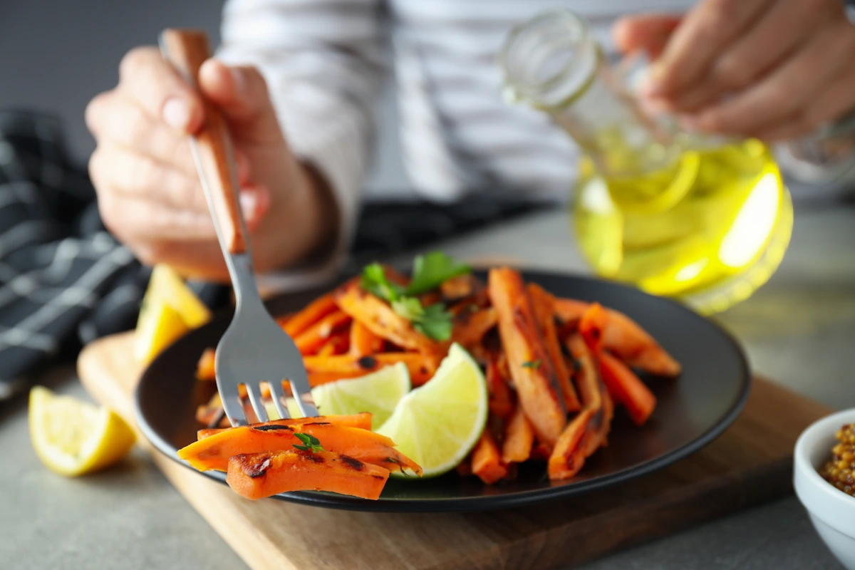Une personne qui mange une assiette de patate douce pour prendre du poids